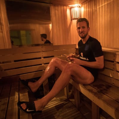 Harry Kane badar bastu på spelarhotellet.