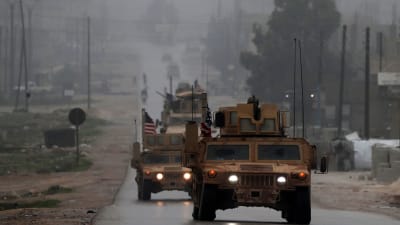 En amerikansk militärkolonn i den syriska staden Manbij