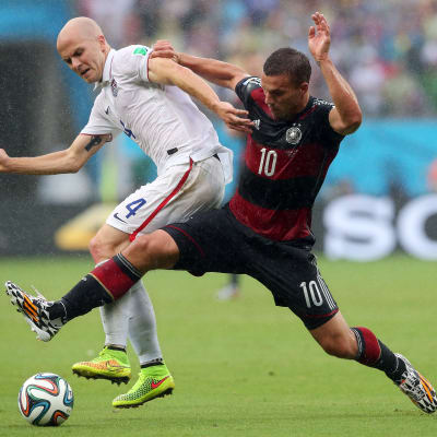 Lukas Podolski kämpar om bollen.