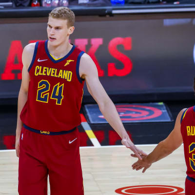 Lauri Markkanen seisoo.