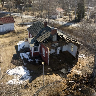Rovaniemen Katajarannan "Punainen tupa" tulipalon jäljiltä Keväällä.
