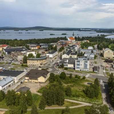 Kemijärven keskusta kuvattuna ilmasta Pöyliöjärven yläpuolelta.
