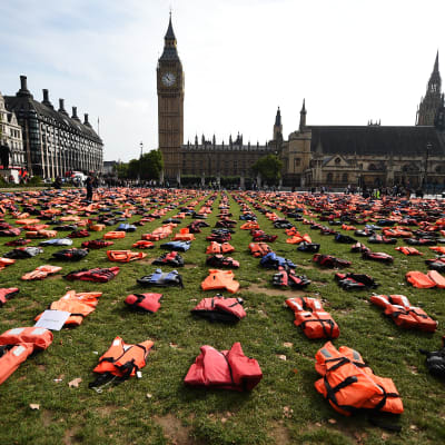 Flyktingar placerar ut flytvästar i centrum av London.