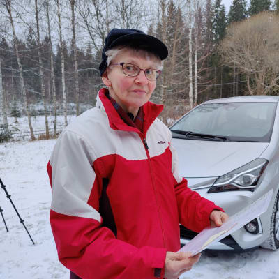 Auton ostaja Kyllikki Viinikainen esittelee uutta, kotiovelle toimitettua autoaan.