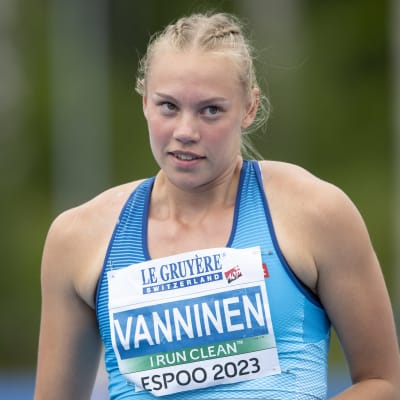 Saga Vanninen står på idrottsplanen.