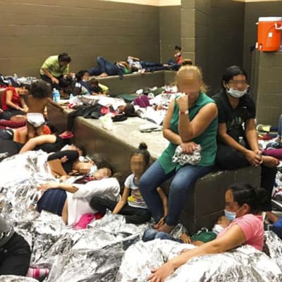 Flyktingkvinnor med blurrade ansikten sitter och ligger på läger i Texas
