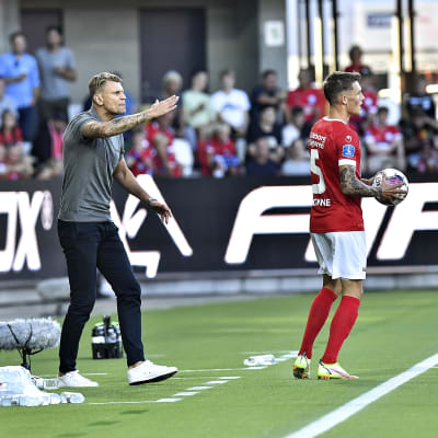 Toni Koskela kentän laidalla ottelussa Silkeborgia vastaan.