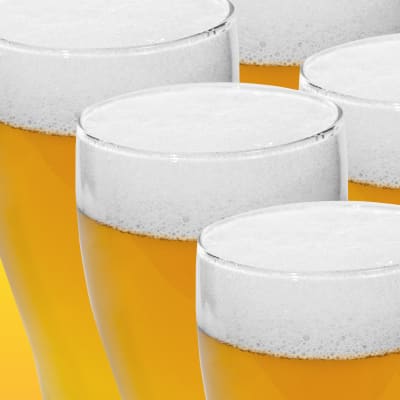 Flera glas med öl i