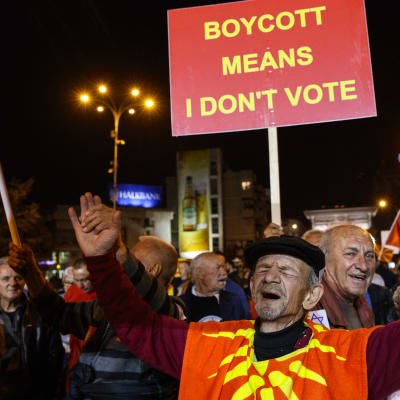 Motståndare till namnbytet firar det låga valdeltagandet framför parlamentsbyggnaden i Skopje.