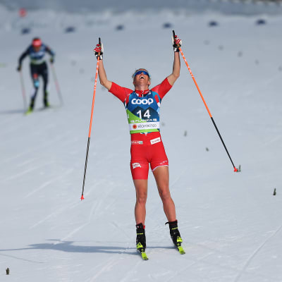 Astrid Öyre Slind voitti yhdistelmäkilpailussa yllätyspronssia. Takana loppusuoraa taivaltavat neljänneksi tullut Katharina Hennig ja viidenneksi jäänyt Kerttu Niskanen.