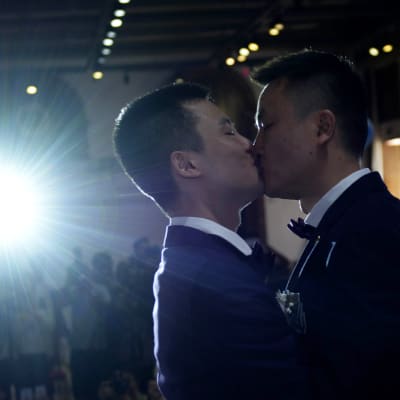 Sun Wenlin och Hu Mingliang kysser varandra under deras bröllopsceremoni i Kina.