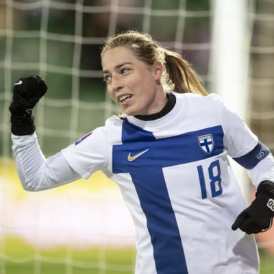Linda Sällström firar mål.