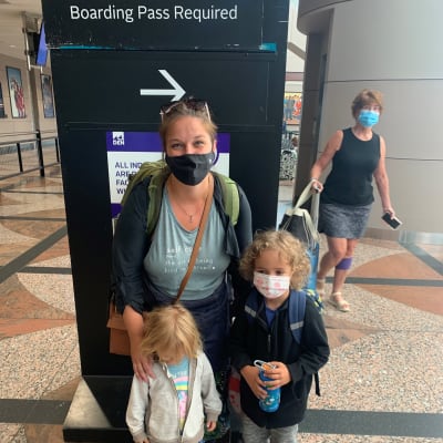 Emma Winiecki ja lapset lentokentällä 