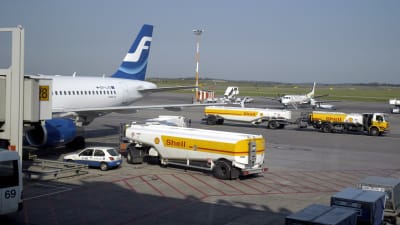 Tankning av flygplan på Helsingfors-Vanda flygplats.