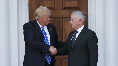 James Mattis och Donald Trump skakar hand.