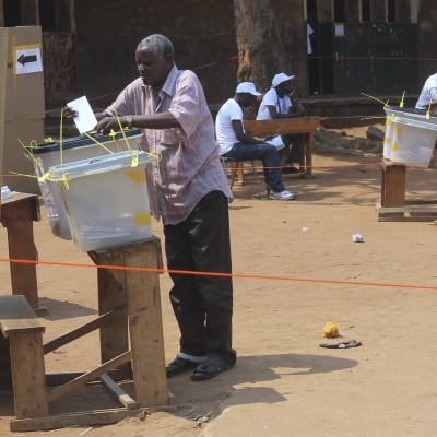 En man i Bujumbura röstar i Burundis parlamentsval den 29 juni 2015.