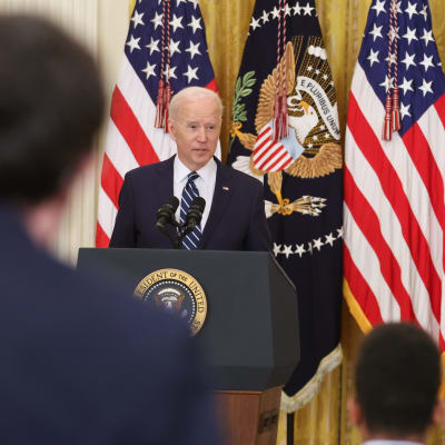 Joe Biden håller presskonferens.