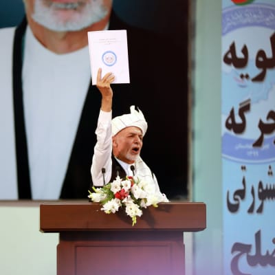Afgansitanin presidentti Ashraf Ghani näyttää perinteinteiselle kansankokoukselle loya jirgaksi kutsutulle heimopäälliköiden neuvostolle luonnosta vankienvaihtoon liittyen 9. elokuuta 2020. 