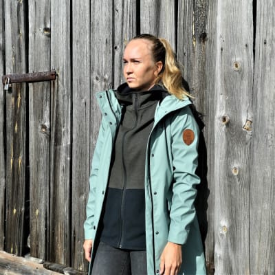 Fd. sprintern Jonna Skrifvars står framför en lada.