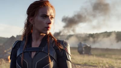 Scarlett Johansson ser ut mot horisonten som sin karaktär i Black Widow.