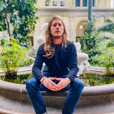 Otto Gabrielsson sitter vid en fontän 