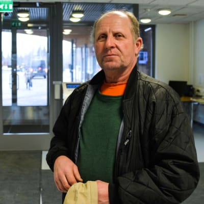 En medelålders man står i en aula i en hälsostation.