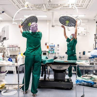 Två sjukskötare förbereder en opereringssal på Jorvs sjukhus.