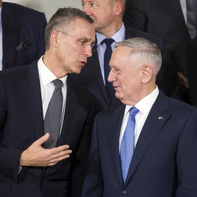 Natos generalsekreterare Jens Stoltenberg och USA:s försvarsminister James Mattis