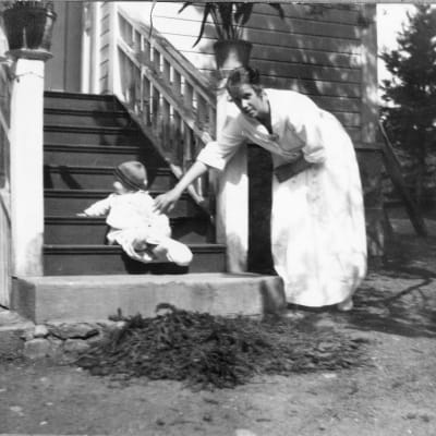 Ellen Engblom i början av 1920-talet med liten son.