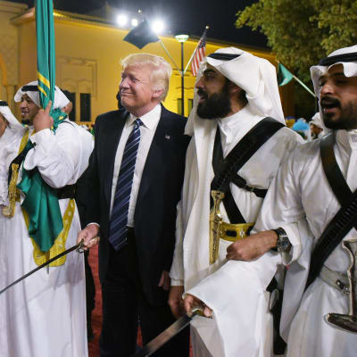 USA:s president Donald Trump deltog i traditionell svärddans under sitt besök i Saudiarabien den 20 maj 2017.