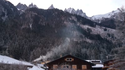 Vedeldning i turisternas hus bidrar till luftens förorening i Alperna.