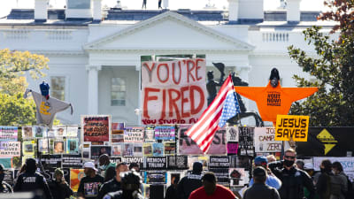 Massa protestskyltar utanför Vita huset. På den största som syns på bilden står: you are fired, alltså " du har fått sparken".