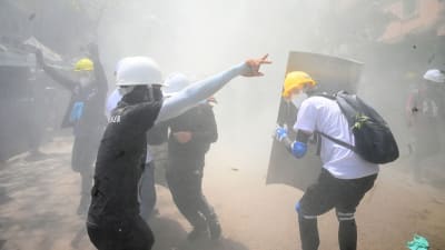 Säkerhetsstyrkorna avfyrade en hel del tårgas i Rangoon på måndagen. Polisen sköt också skarpt mot demonstranterna på en del håll. Över 60 demonsranter har dödats hittills. 