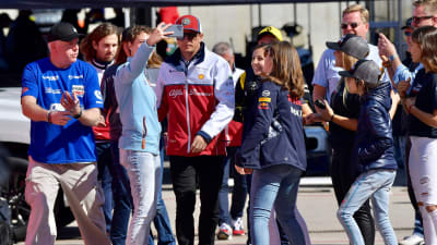 Kimi Räikkönen omringad av fans.