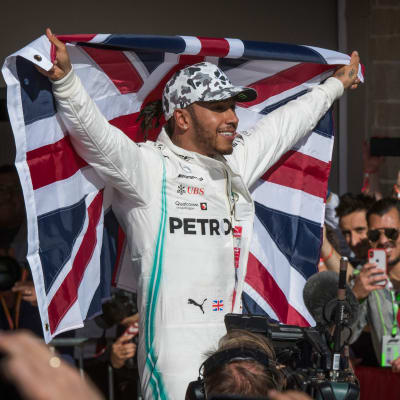 Lewis Hamilton med den brittiska flaggan