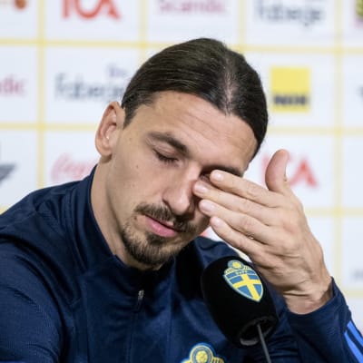 Zlatan Ibrahimovic silmät kiinni tiedotustilaisuudessa.