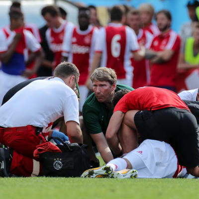 Ajaxspelare faller livlös på plan i träningsmatch mot Werder Bremen.