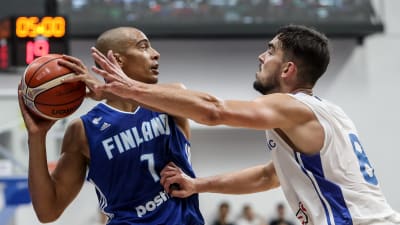 Shawn Huff håller undan för Tomas Satoransky i en basketmatch.