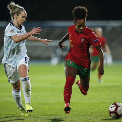 Skottlands Rachael Boyle försöker stoppa Portugals Diana Silva. 
