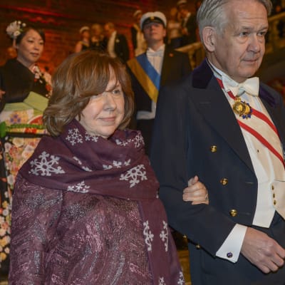 Svetlana Aleksijevitj, vinnaren av nobelpriset i litteratur och riksmarskalken Svante Lindqvist anländer till Nobelbanketten 2015.