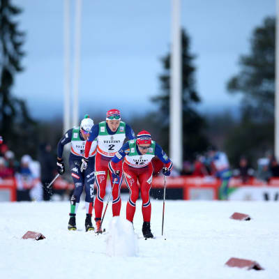 Fullt ös i spåren vid Ruka när man tävlar i världscuperna i nordisk skidsport.