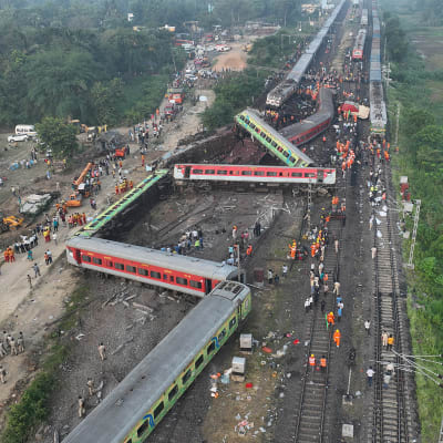 Tågvagnar ligger i zickzack på en drönarbild av olycksplatsen i Balasore i delstaten Odisha i Indien.