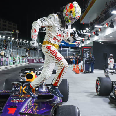 Max Verstappen kliver ur sin formel 1-bil i Las Vegas