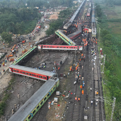 Tågvagnar ligger i zickzack på en drönarbild av olycksplatsen i Balasore i delstaten Odisha i Indien.