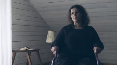 Anita Bäck i sin rullstol i dramaserien Lola uppochner
