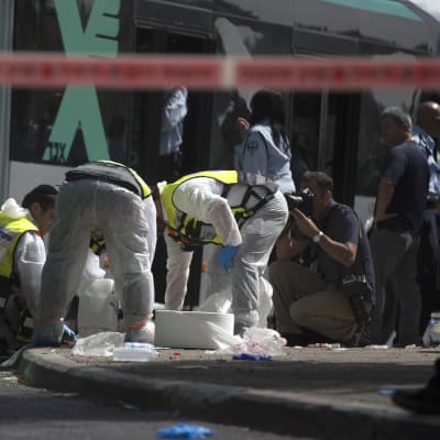 Israelisk räddningspersonal på plats efter knivattack i östra Jerusalem.