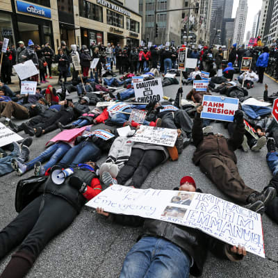 Demonstration i Chicago 24.12.2015 där demonstranterna kräver att borgmästaren avgår på grund av polisvåld mot afro-amerikaner.