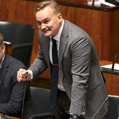 Atte Harjanne puhuu eduskunnan kyselytunnilla.