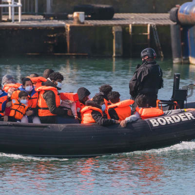 En arkivbild från juli då en brittisk gränsstyrka transporterar migranter som räddats ur Engelska kanalen utanför Dover.