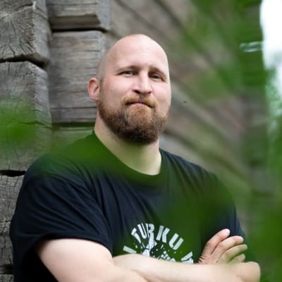 Paleface nojaamassa aitan seinään.